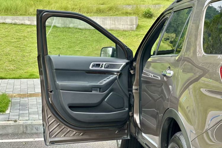 Ford Explorer (Imported) 2015 #18 Ford Explorer (Imported) 2015 car image #18