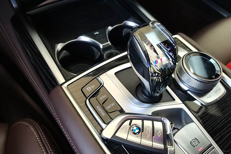 BMW M760Le 2022 #18 BMW M760Le 2022 car image #18