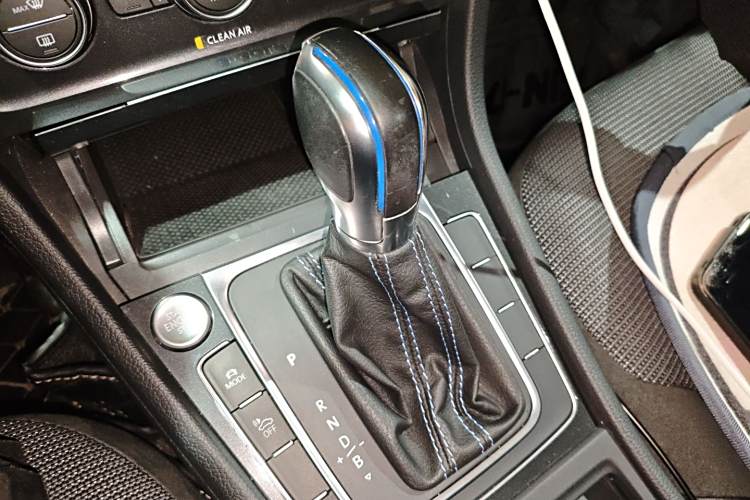 Volkswagen Golf Pure Electric 2020 car image #18