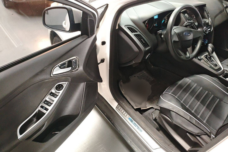 Ford Focus 2018 car image #18