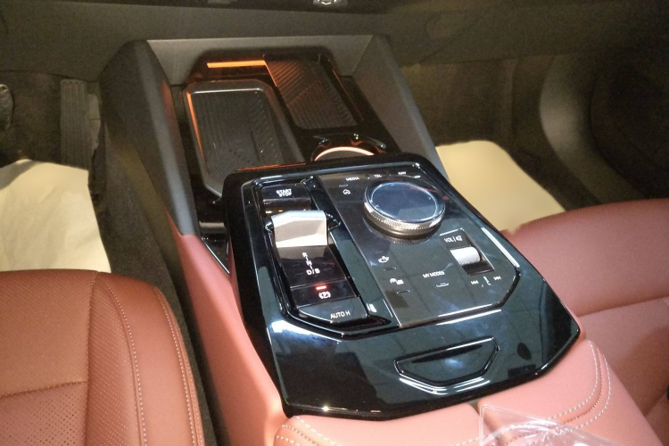 BMW i5 2025 car image #18