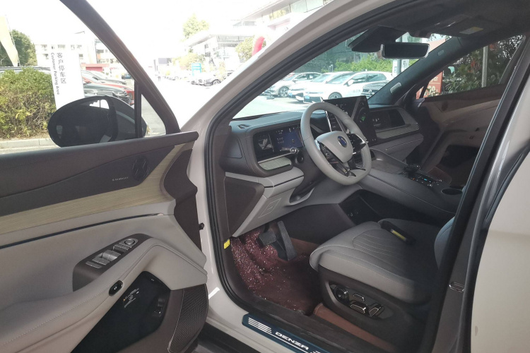 Denza N7 2024 car image #18