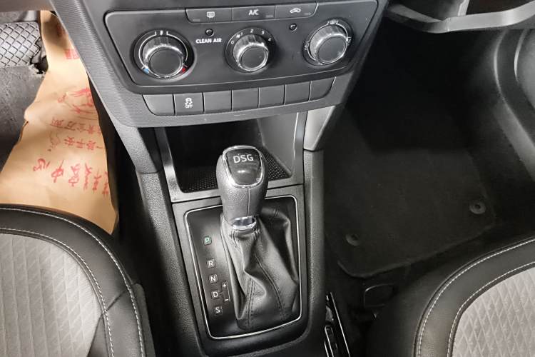 Skoda Yeti 2018 car image #18