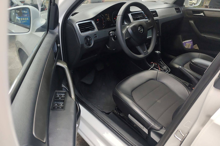 Skoda Rapid Spaceback 2016 car image #18