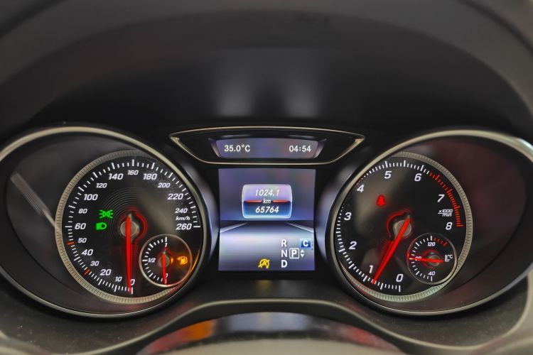 Mercedes-Benz GLA Class 2018 immagine di auto #18