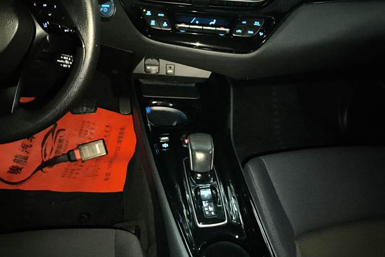 Toyota C-HR EV 2021 immagine di auto #18