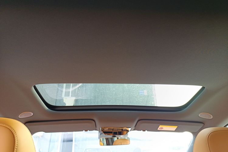 Li i8 2025 image de voiture #18