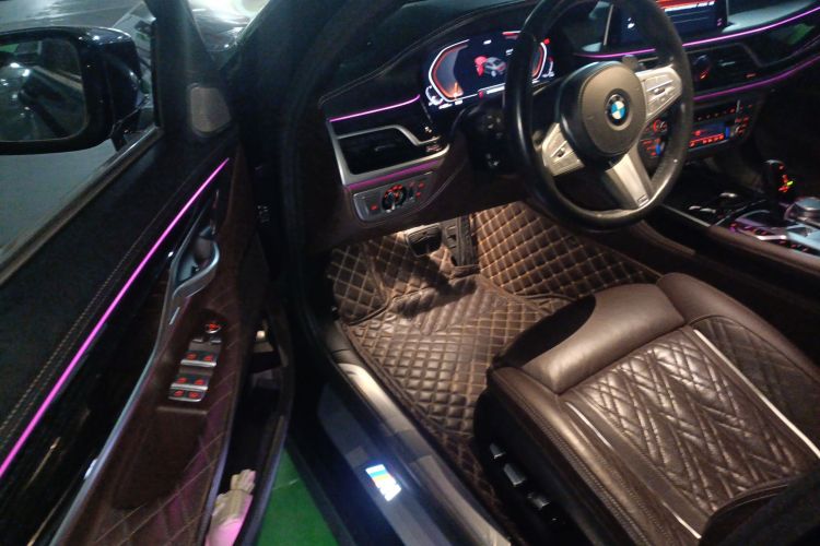 BMW M760Le 2020 car image #18