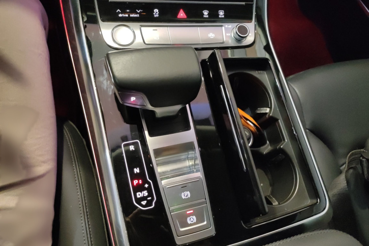 Audi Q8 2020 car image #18