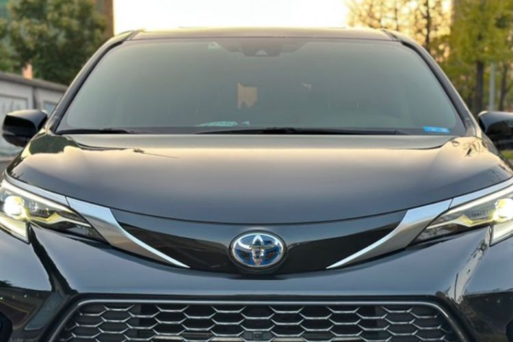 Toyota Granvia 2023 car image #18