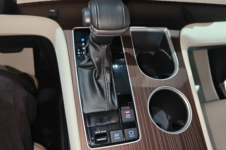 Toyota Granvia 2023 immagine di auto #18