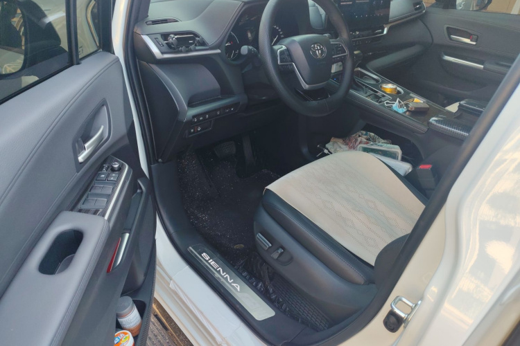 Toyota Sienna 2023 #18 Toyota Sienna 2023 car image #18