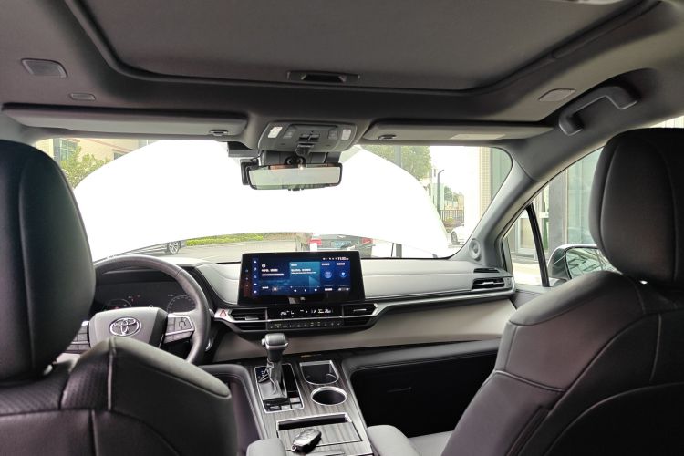 Toyota Granvia 2023 immagine di auto #18