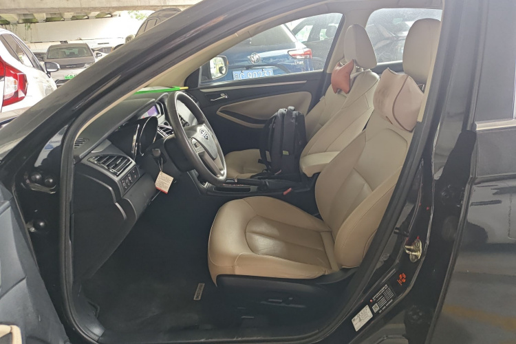 2016 car image #18