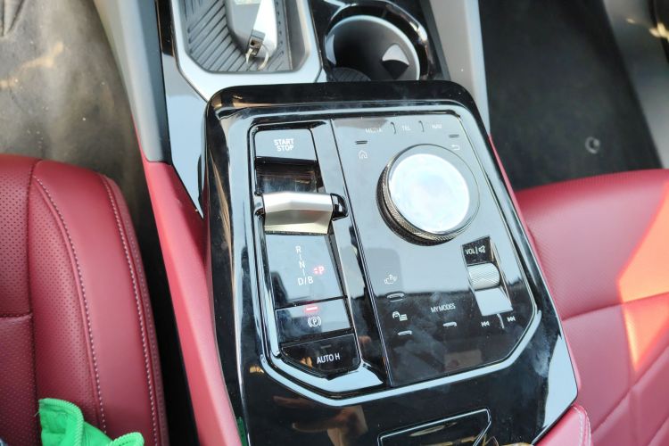 BMW i5 M60 2024 car image #18