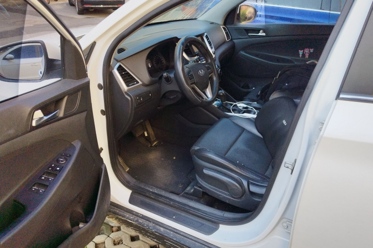 Hyundai Tucson (Imported) 2016 car image #18