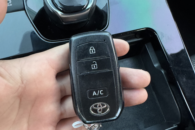 Toyota bZ4X 2022 immagine di auto #18