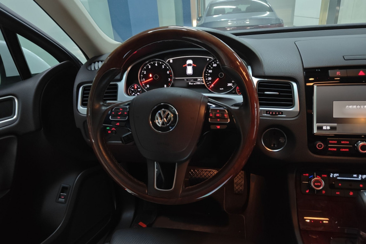 Volkswagen Touareg 2015 car image #18