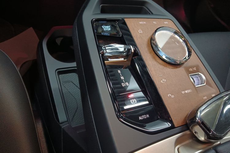 BMW i5 M60 2022 car image #18