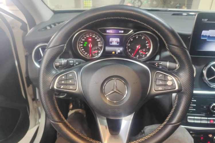 Mercedes-Benz GLA Class 2018 car image #18