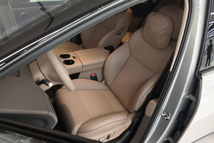 Li i8 2025 image de voiture #18