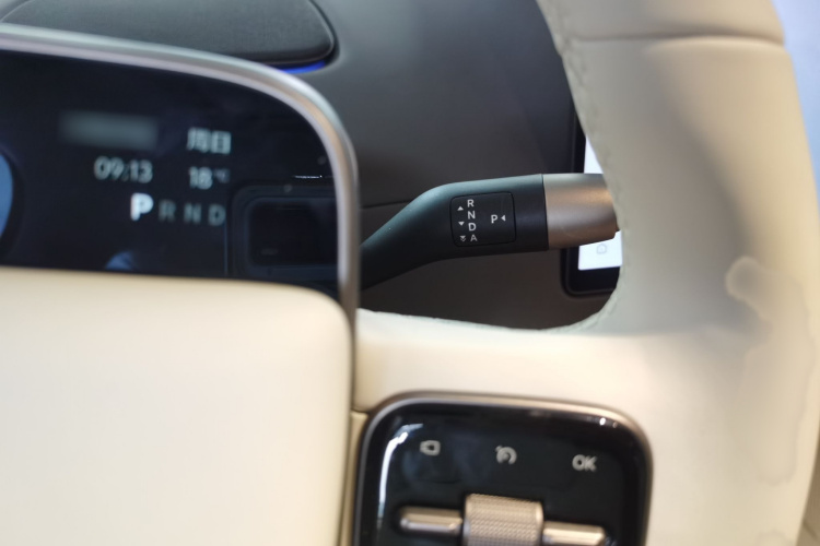 Li i8 2025 image de voiture #18