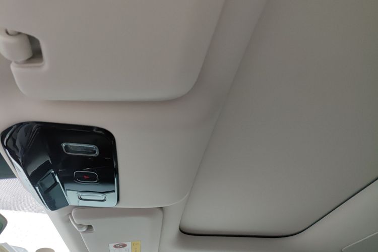 Li i8 2025 image de voiture #18