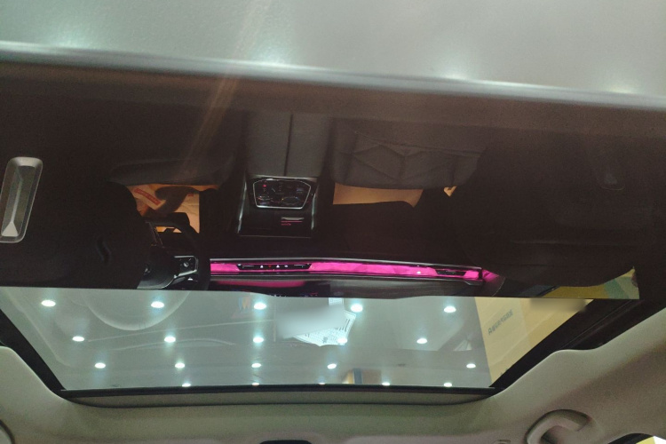 BMW i7 M70L 2024 car image #18