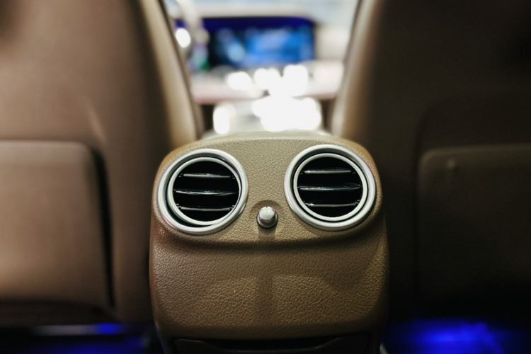 Mercedes-Benz E Class New Energy 2020 car image #18