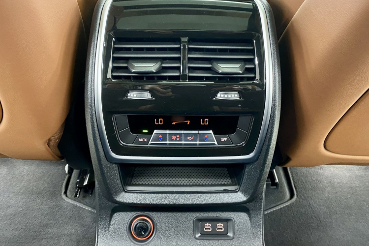 BMW X7 M60i 2024 car image #18