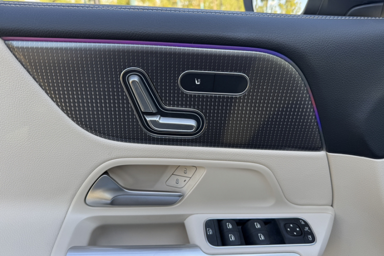 Mercedes-Benz EQB Class 2023 immagine di auto #18