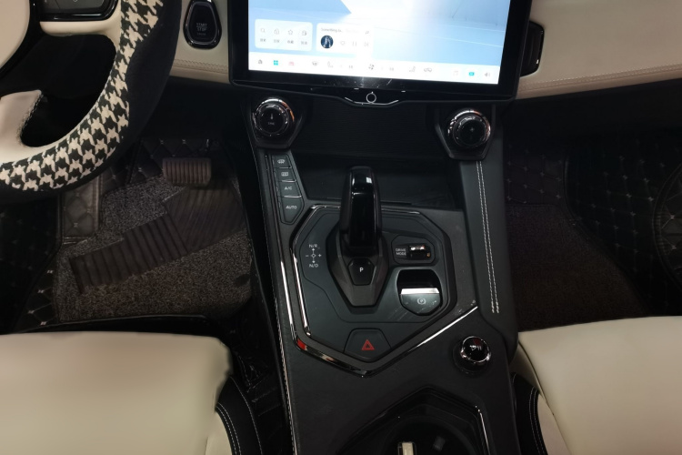 Lynk & Co 01 EM-P 2022 car image #18