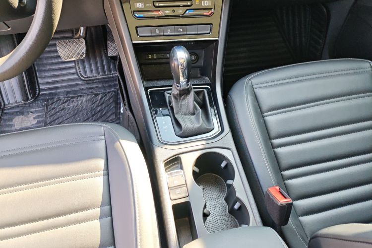 Volkswagen Touran 2021 immagine di auto #18