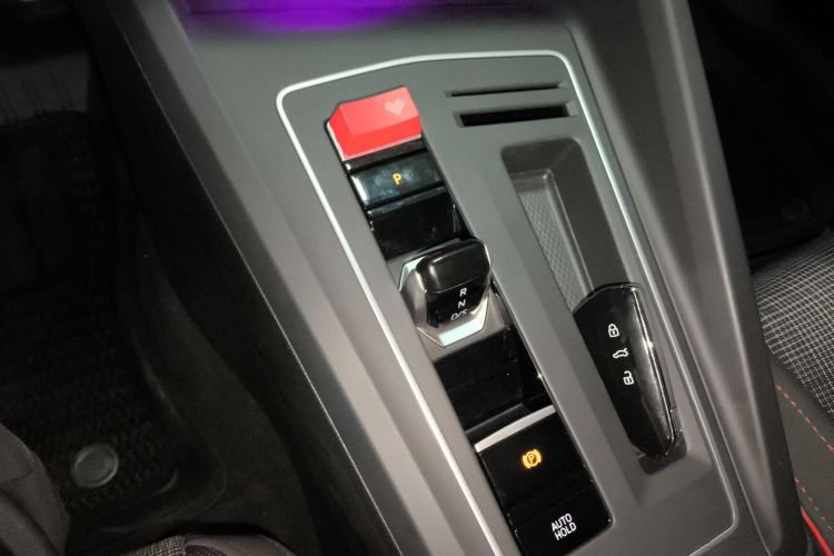 Volkswagen GolfGTI 2024 immagine di auto #18