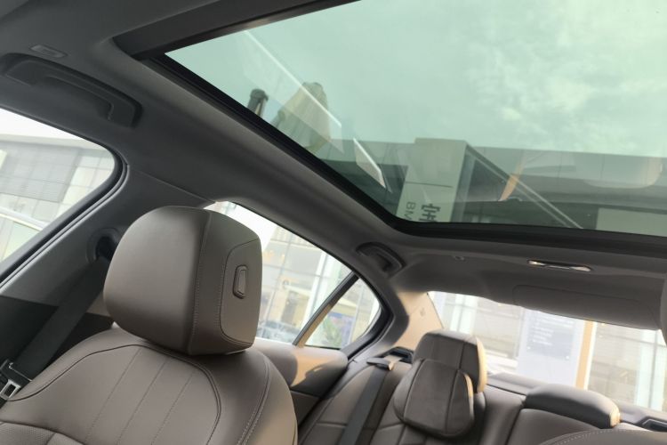 BMW i5 2025 car image #18