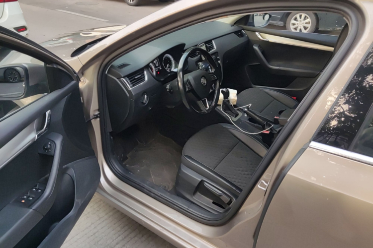 Skoda Octavia 2017 car image #18