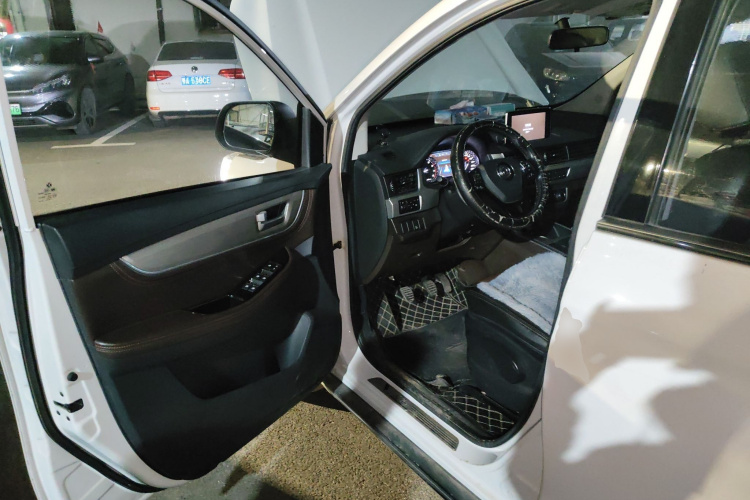 Forthing JOYEAR X6 2017 car image #18