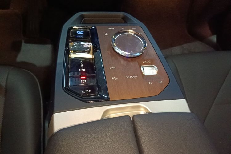 BMW iX 2024 immagine di auto #18