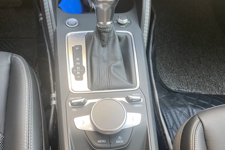 Q2L e-tron 2021 car image #18
