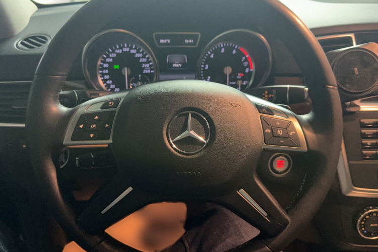 Mercedes-Benz M Class 2015 car image #18