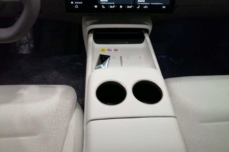 Avatr 06 2025 car image #18