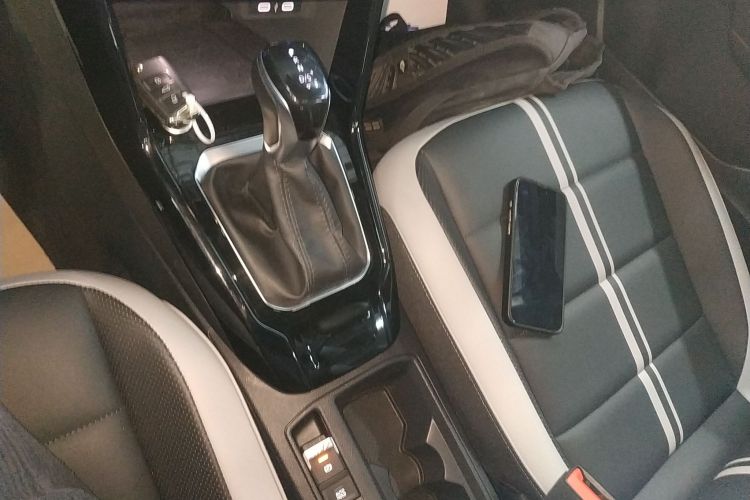 Volkswagen T-Roc 2023 car image #18