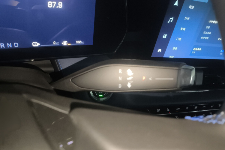 Chevrolet Equinox Plus 2025 car image #18