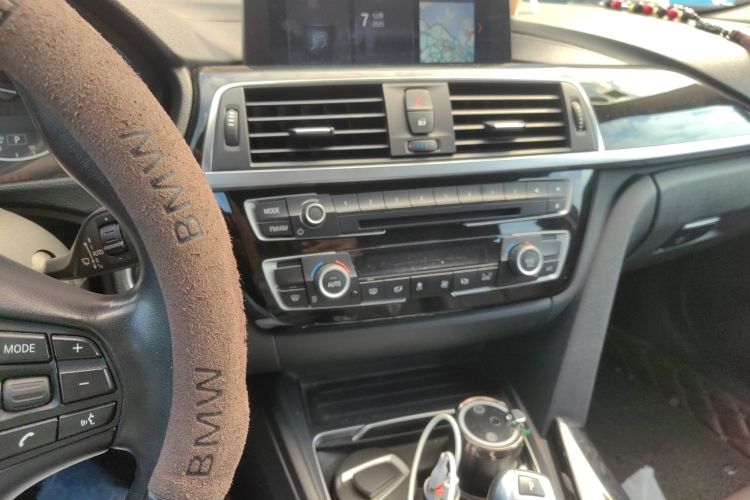 BMW 3 Series 2019 car image #18