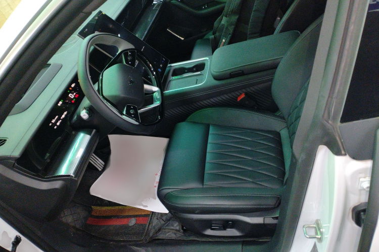 哪吒汽车 哪吒S猎装 2025 汽车图片 #18