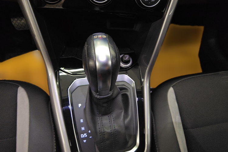 Volkswagen T-Roc 2020 car image #18