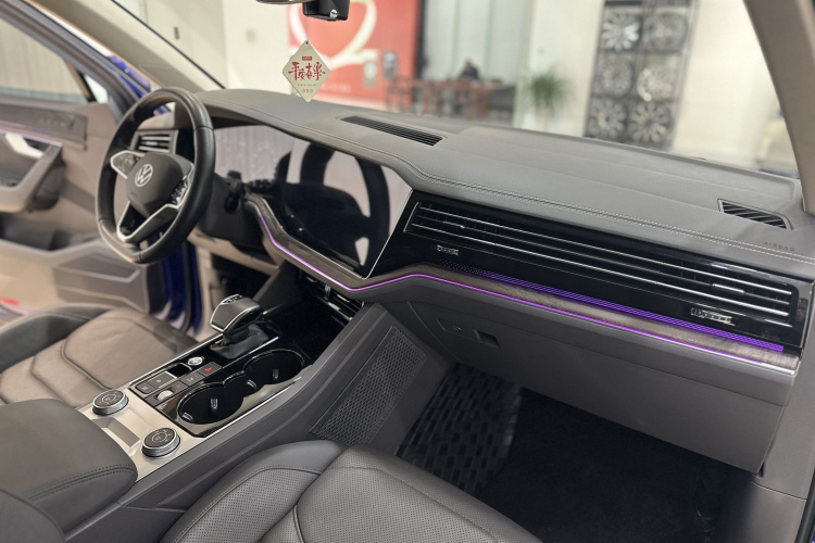 Volkswagen Touareg 2023 car image #18