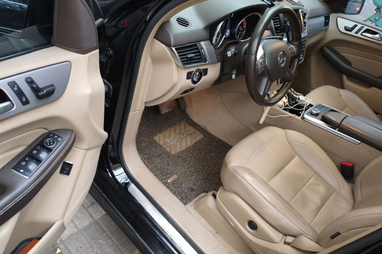 Mercedes-Benz M Class 2015 car image #18