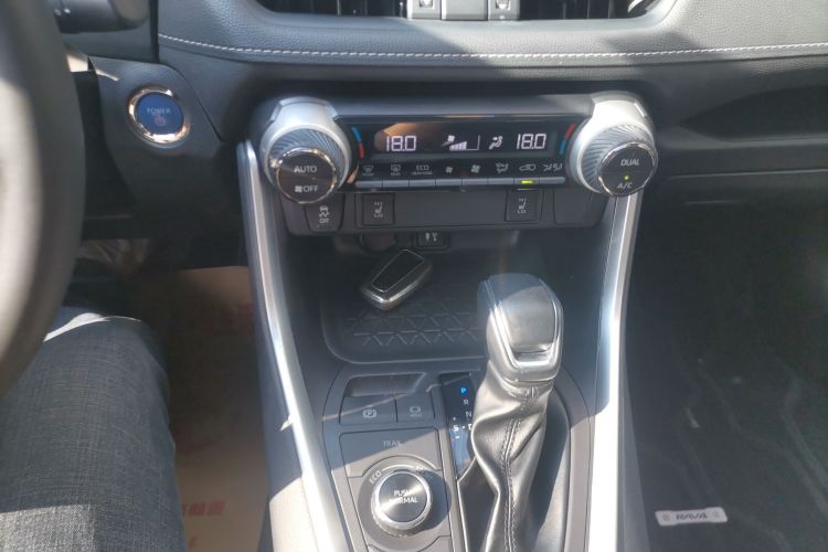 Toyota RAV4 2022 car image #18