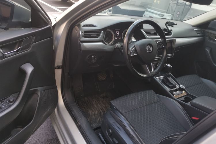 Skoda Superb 2018 #18 Skoda Superb 2018 car image #18